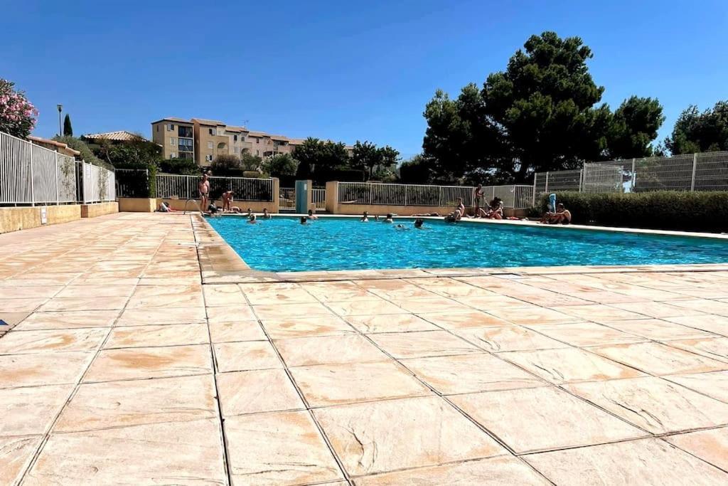 St-Pierre-La-Mer, Bel Appartement A Dans Residence Avec Piscine Et Tennis Entre 5 Et 10 Min De La Plage フルーリー エクステリア 写真